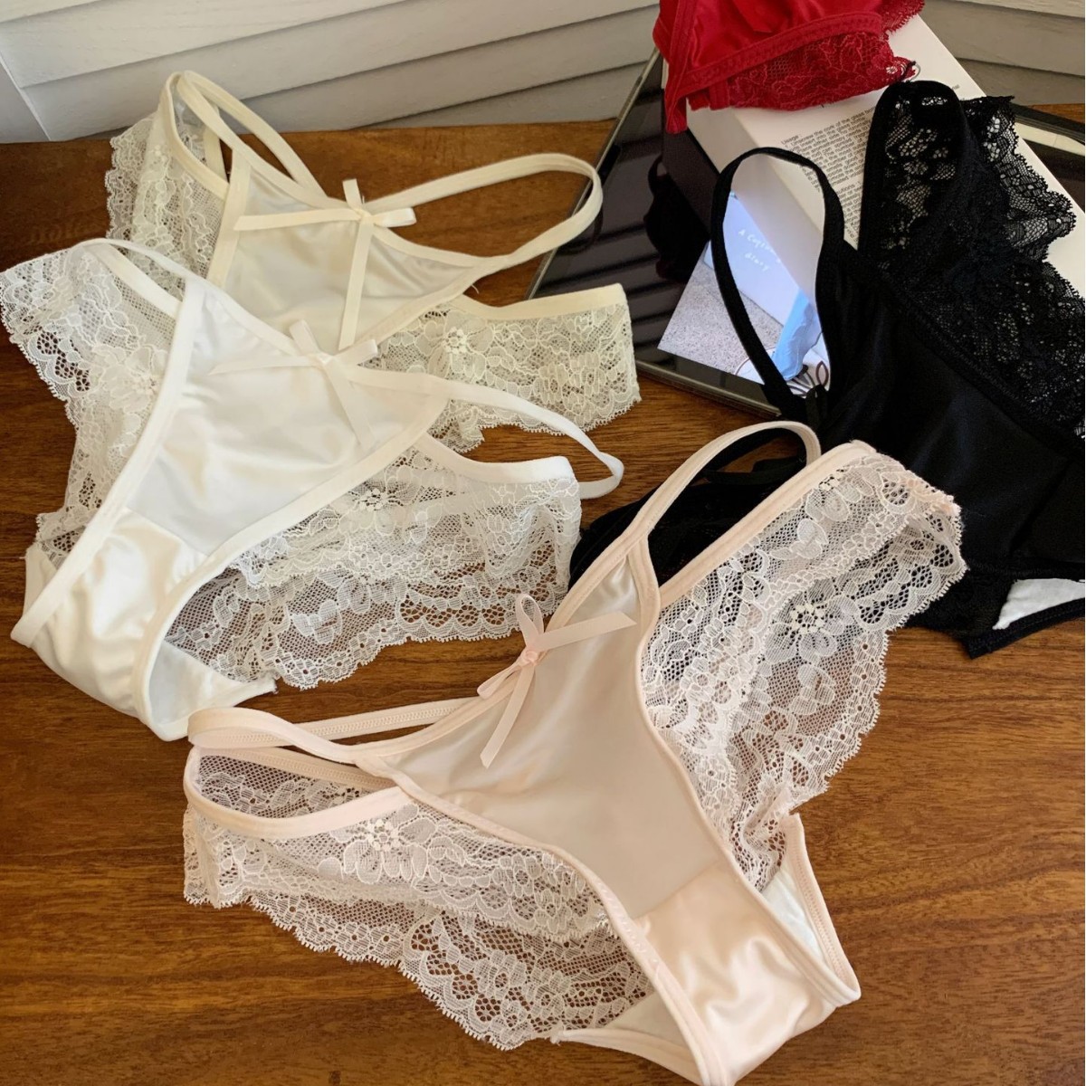 Sexy Cut Out Low-Waist Briefs for Women, Red Briefs, Breathable, Large Size, Tempting, Traceless, Fashionable and Hot for Girls