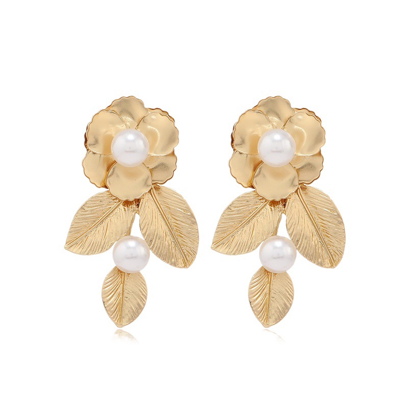 European and American Fashionable Flower Earrings, Pearl Earrings, Feminine Gold-Plated Petal Earrings, Versatile Alloy Earrings