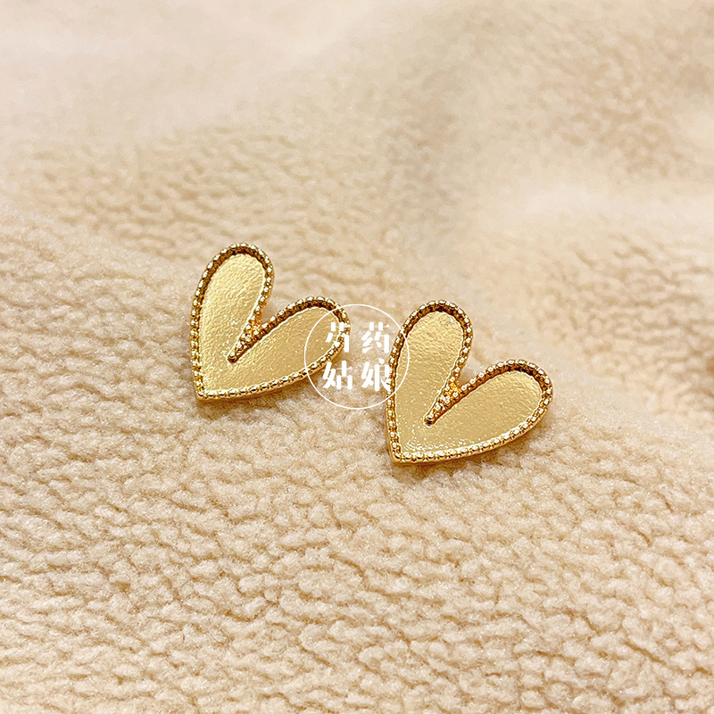 Screw stud earrings/heart-shaped love heart 925 silver needle earrings inlay/dotted emerald bottom tire base support/handmade DIY material