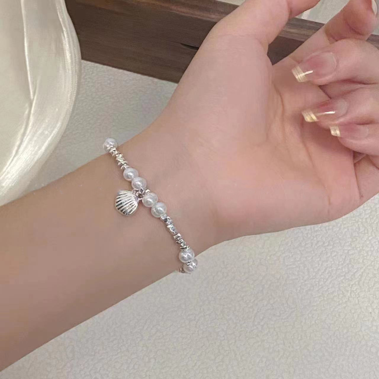 French-Style Crushed Silver Pearl Beaded Shell Bracelet for Women, Unique Fashion Light Luxury Niche Versatile Exquisite Friendship Jewelry