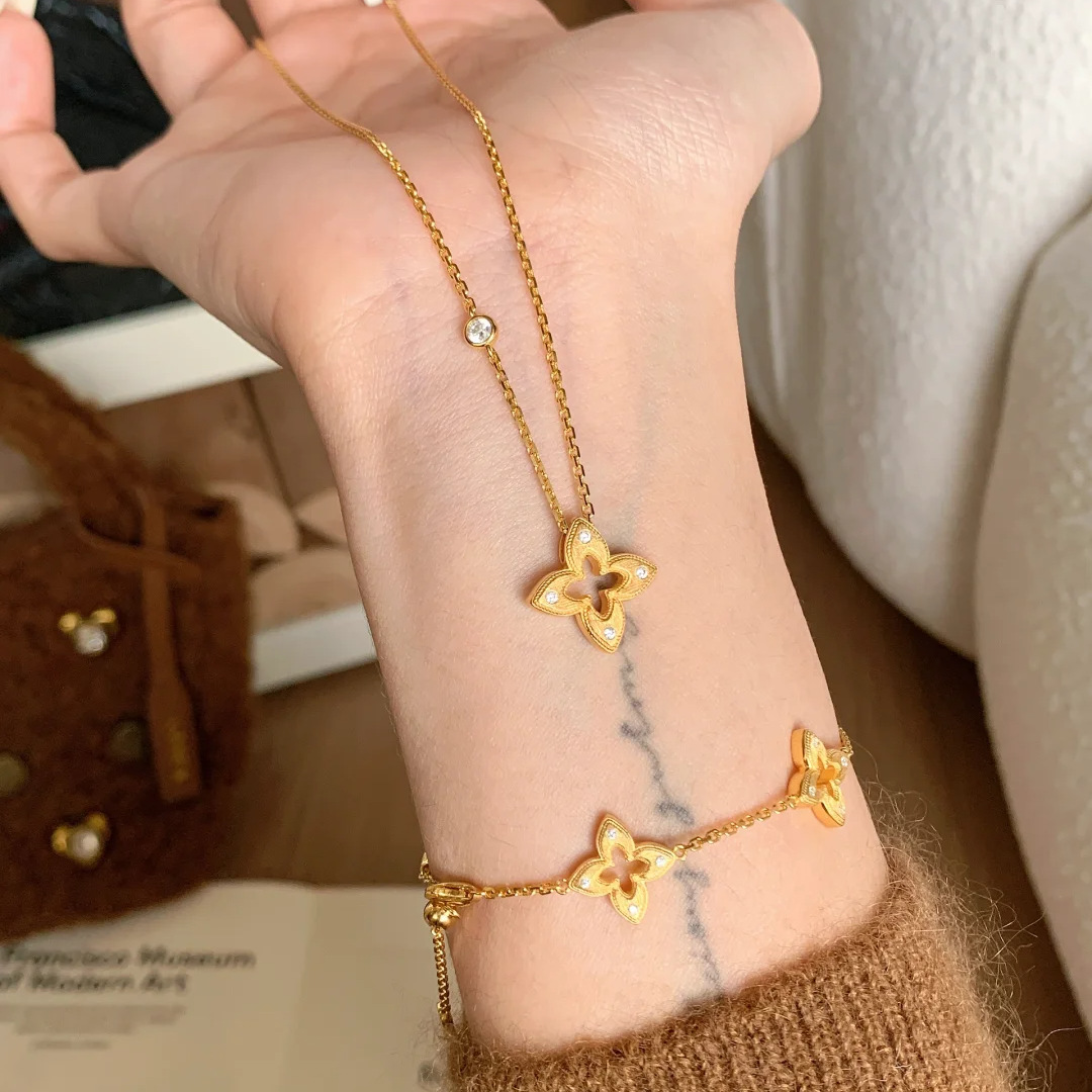 Italian Bucci Style Hollow Brushed Five-leaf Clover Bracelet French Retro Light Luxury Diamond Star Necklace for Women