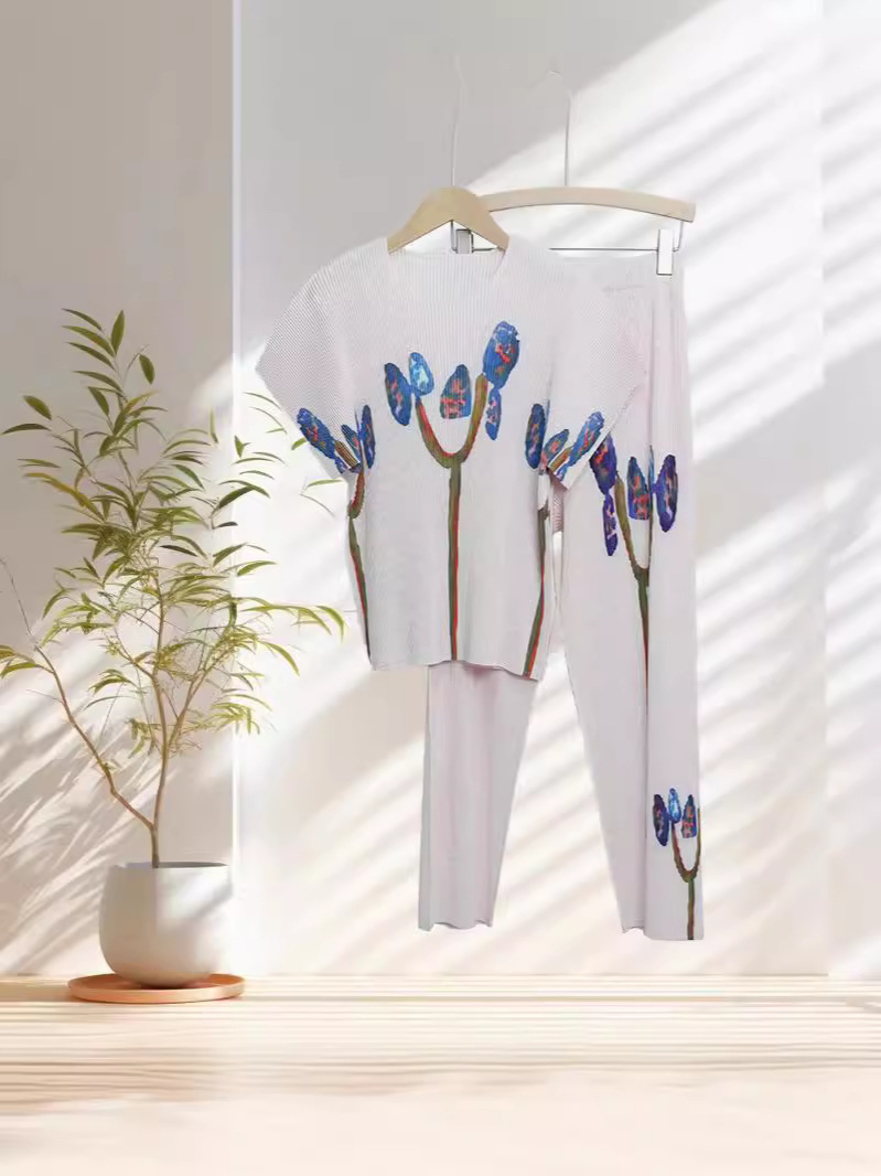 2024 Pleated Suit Summer New Niche Design Sense Printed Short-sleeved Top High Waist Slimming Casual Pants Suit