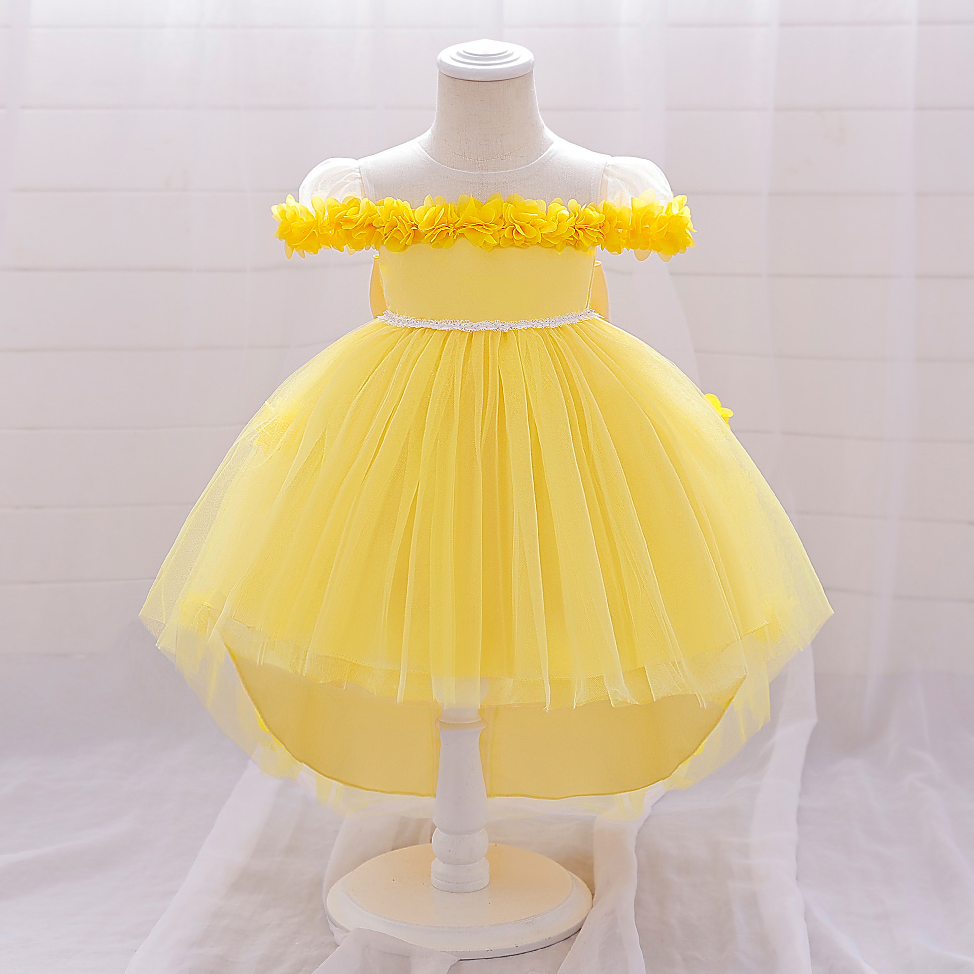 Picture of New One-year-old Dress Short-sleeved Pleated Mesh Lace Trailing Princess Dress Ponked Yarn Flower Children's Wedding Dress