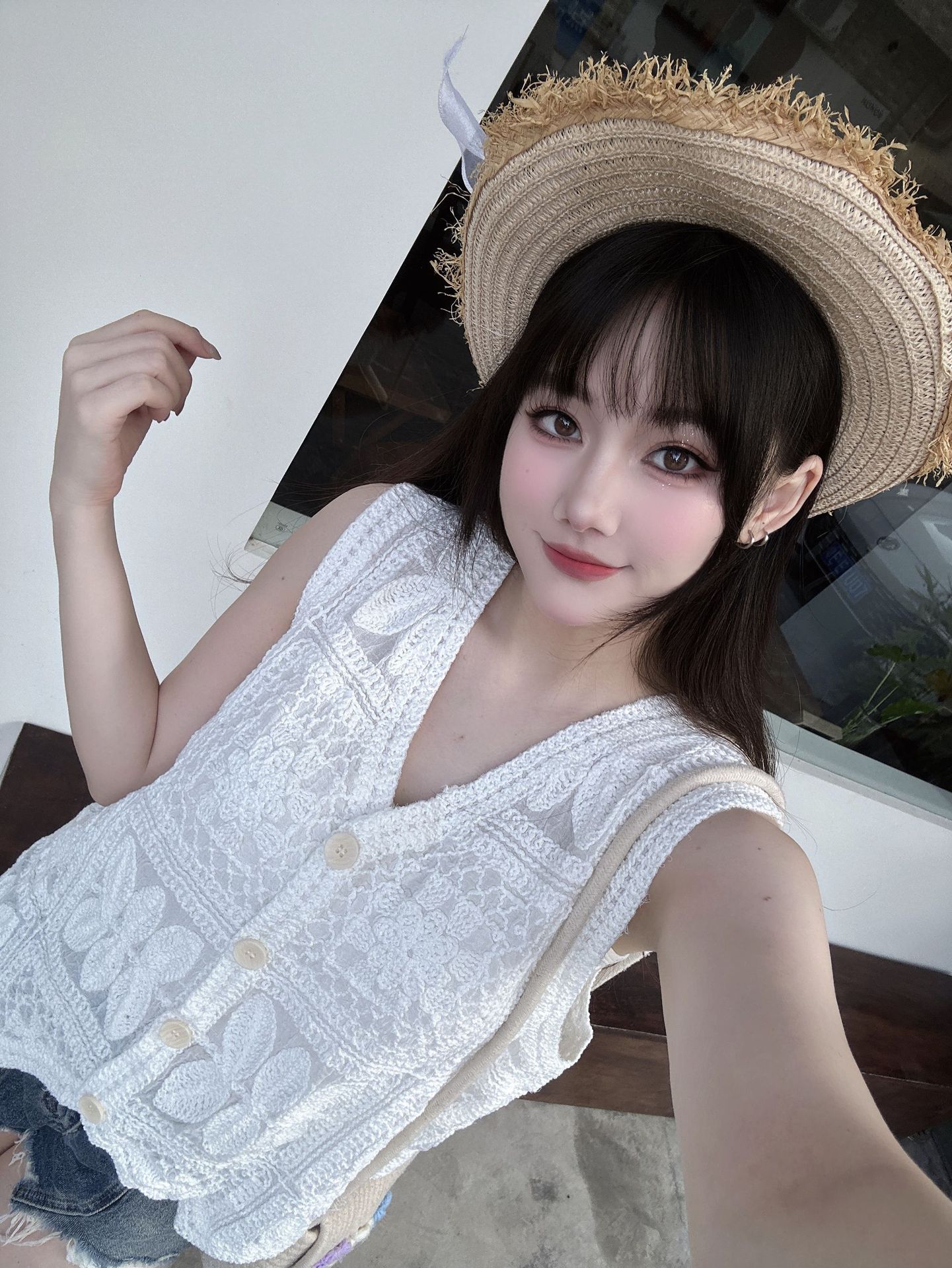 Picture of Strength recommend Solid Color Design Sense Sleeveless Cardigan Vest Women's Summer New French Hollow All-match Top 2025