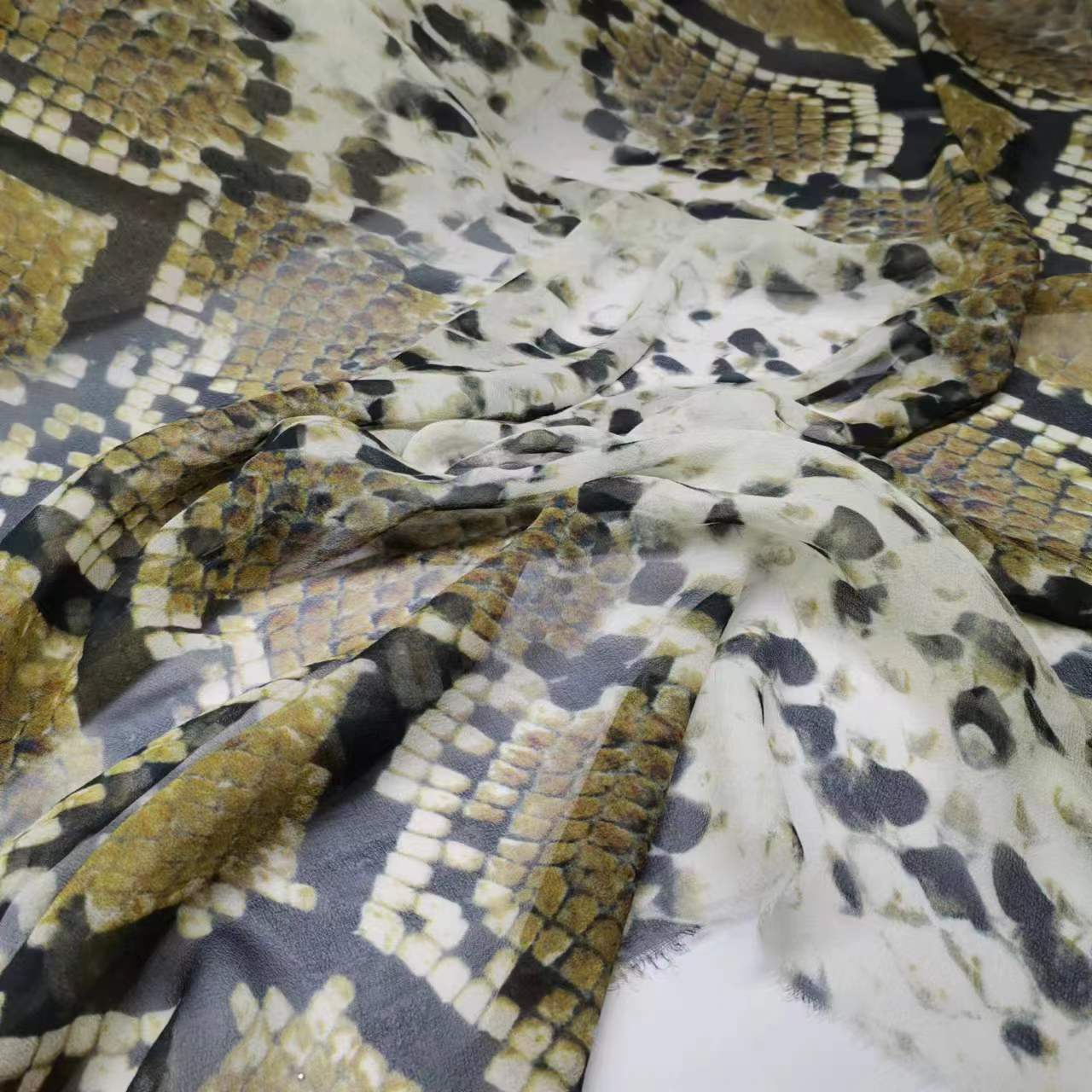 Big Brand Snake Pattern Mulberry Silk Georgette Fabric 8mm Narrow Fashion Silk Fabric