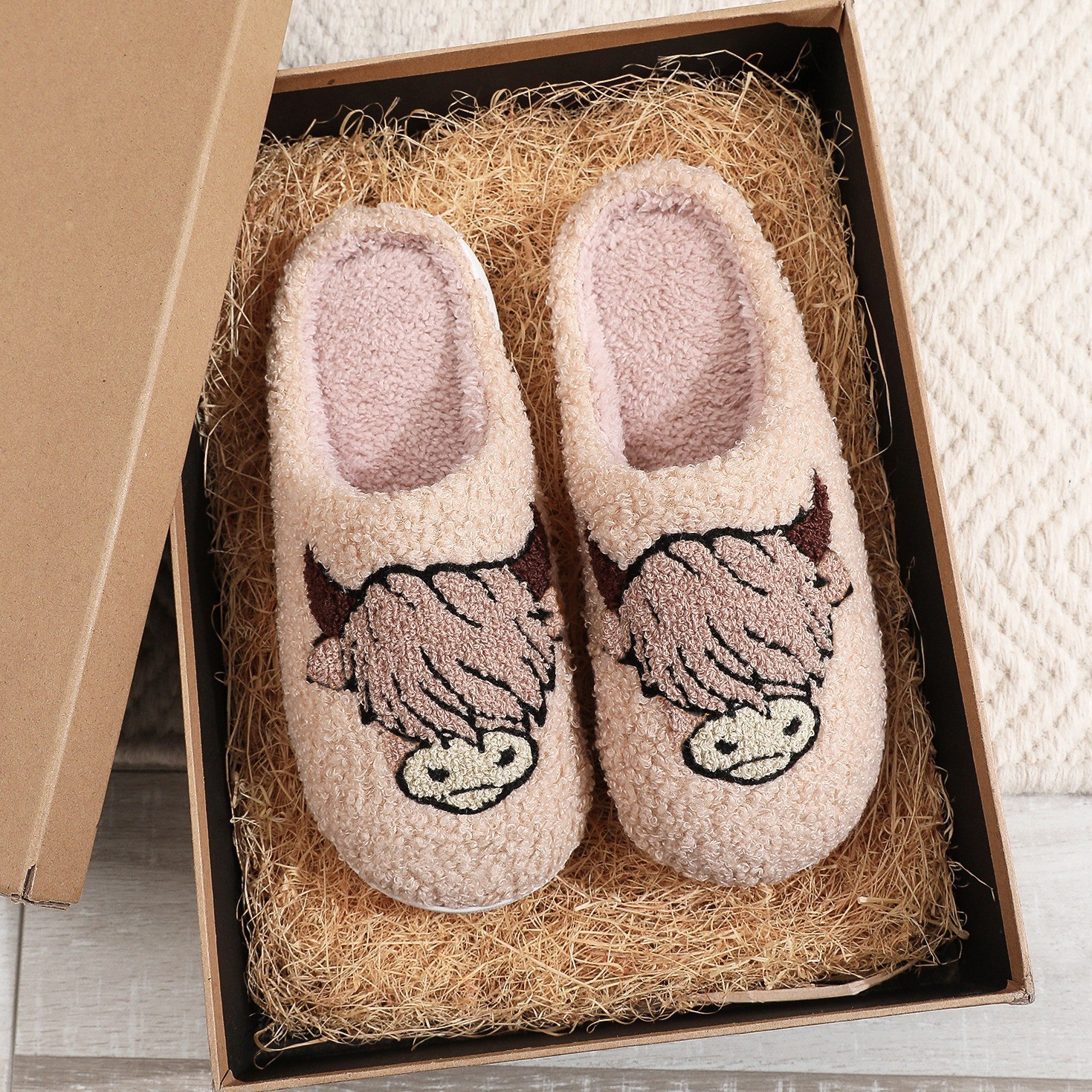 New Cross-Border Animal Embroidered Cotton Slippers for Men and Women, Home Pet Dog Winter Highland Cow Warm Indoor Fur Slippers for Delivery