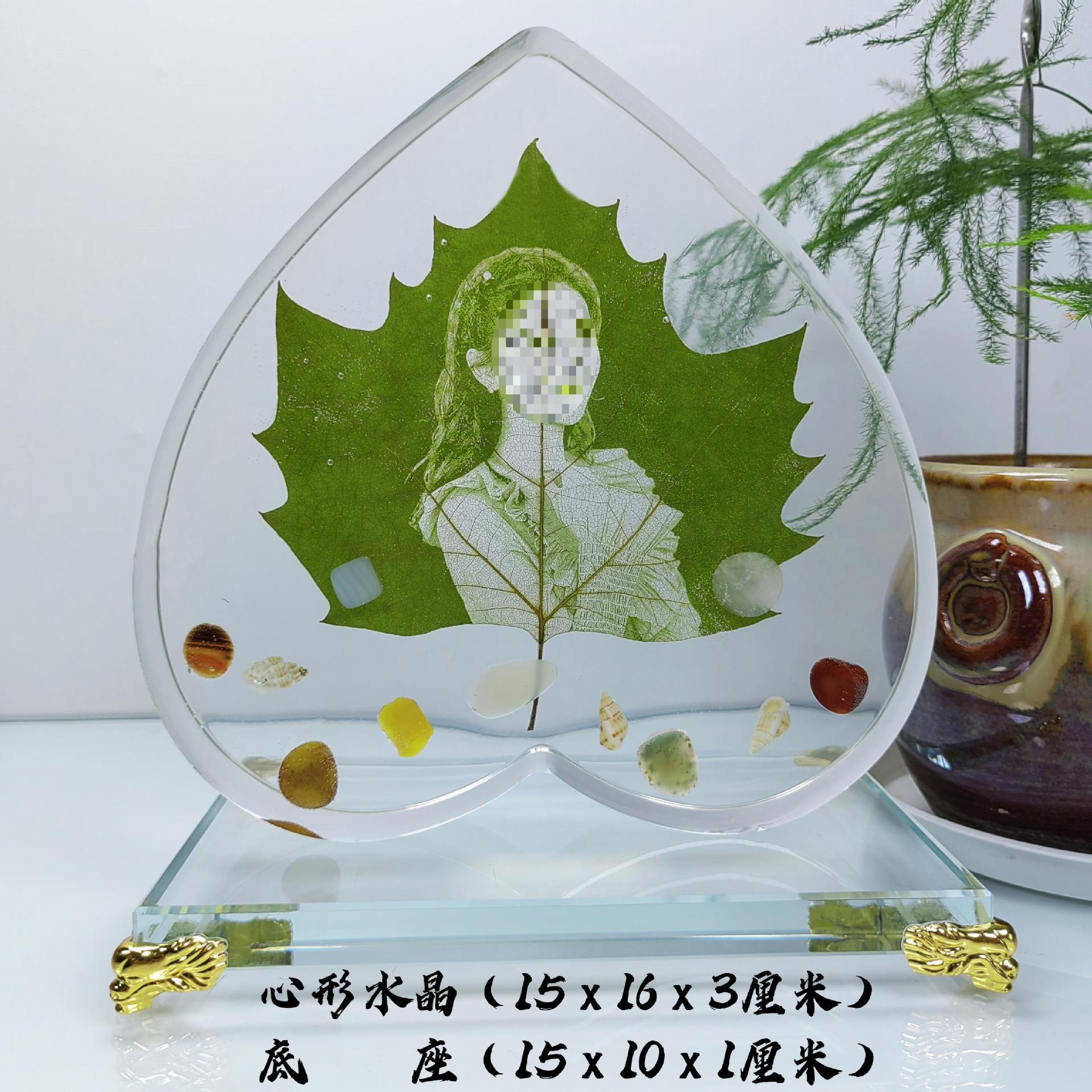 Picture of Leaf carving photos set to send girlfriends girl photos leaves wedding anniversary diy leaf carving birthday gift