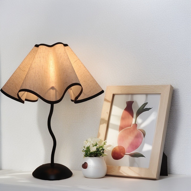 Petals retro table lamp simple French romantic study bedroom ambient light Internet celebrity Chinese bedside lamp