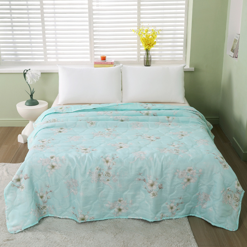 Picture of Summer Company Event Sales Summer Quilt with Gift Box Air Conditioning Quilt Opening Promotion Gift Summer Cool Quilt Core Thin Quilt