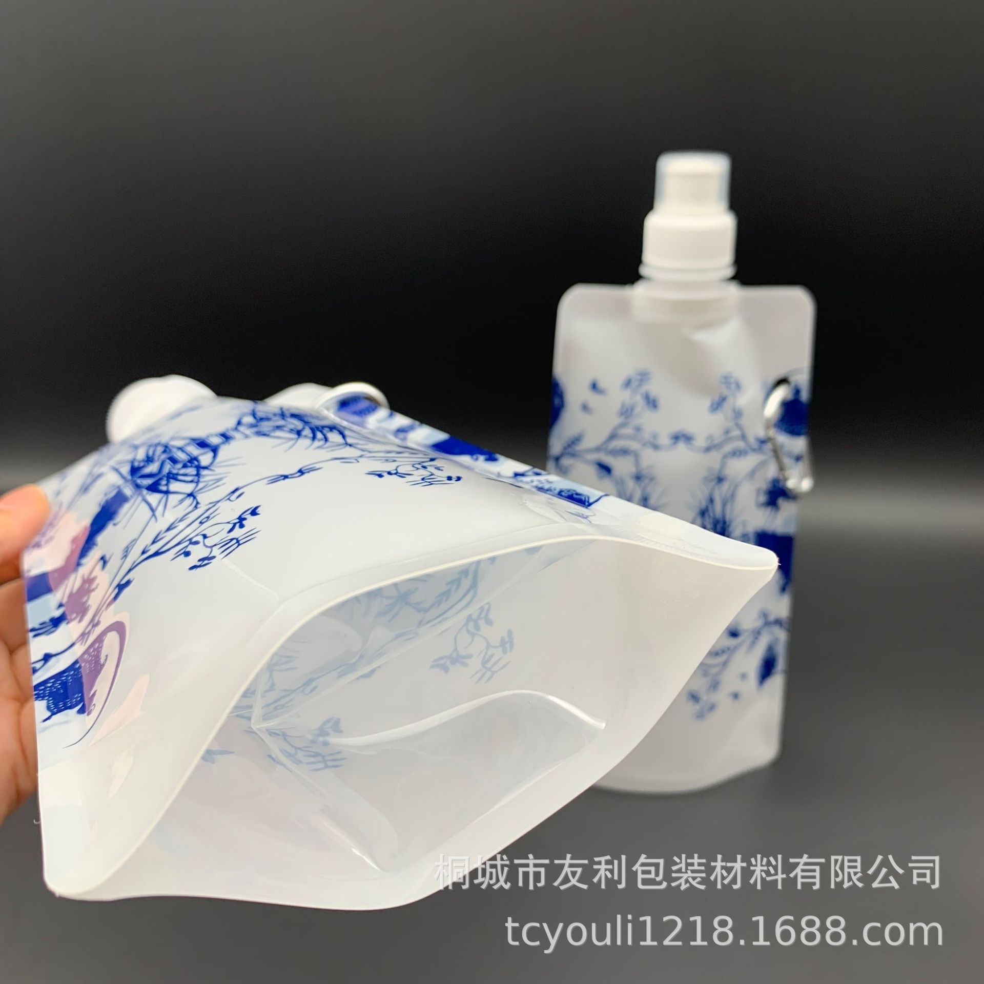 Picture of Customized Blue and White Porcelain Self-Standing Spout Bag, Outdoor Cycling Portable Foldableing Water Bag with Carabiner