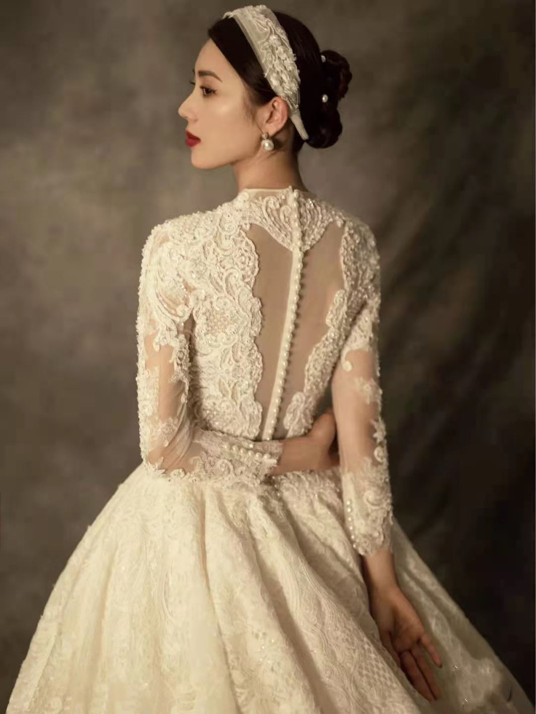 Picture of Freight 21 Wedding Dress European and American Craft Long Sleeve Middle Pearl Button-down Long Trailing Palace Photo Studio Wedding Performance
