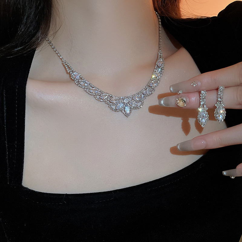 Picture of European and American light luxury high-end zircon jewelry suit necklace niche retro clavicle chain fashion Joker jewelry wholesale
