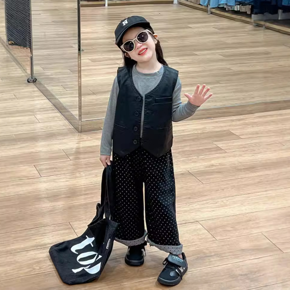 Picture of Korean Style Children's Niche Design Fashionable PU Leather Vest Autumn 2024 New Style Trendy Cardigan Vest for Boys and Girls