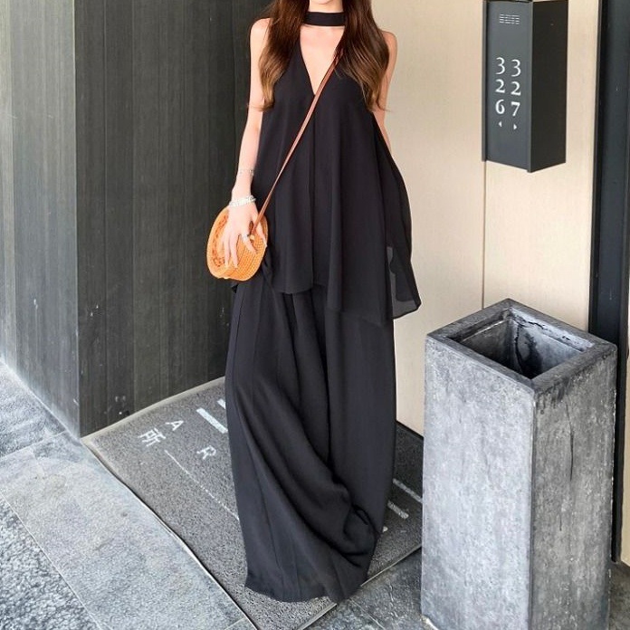 Relaxed Outfit Set with a Sense of Elegance: Black V-Neck Halter Neck Tank Top and Wide-Leg Pants Two-Piece Set for Women in Summer