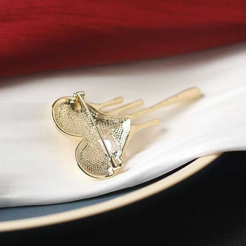 Picture of High-end Shining Brooch Copper Alloy Diamond Love Heart Corsage Suit Jacket Accessories Men's and Women's Anti-Light Collar Pin Pin
