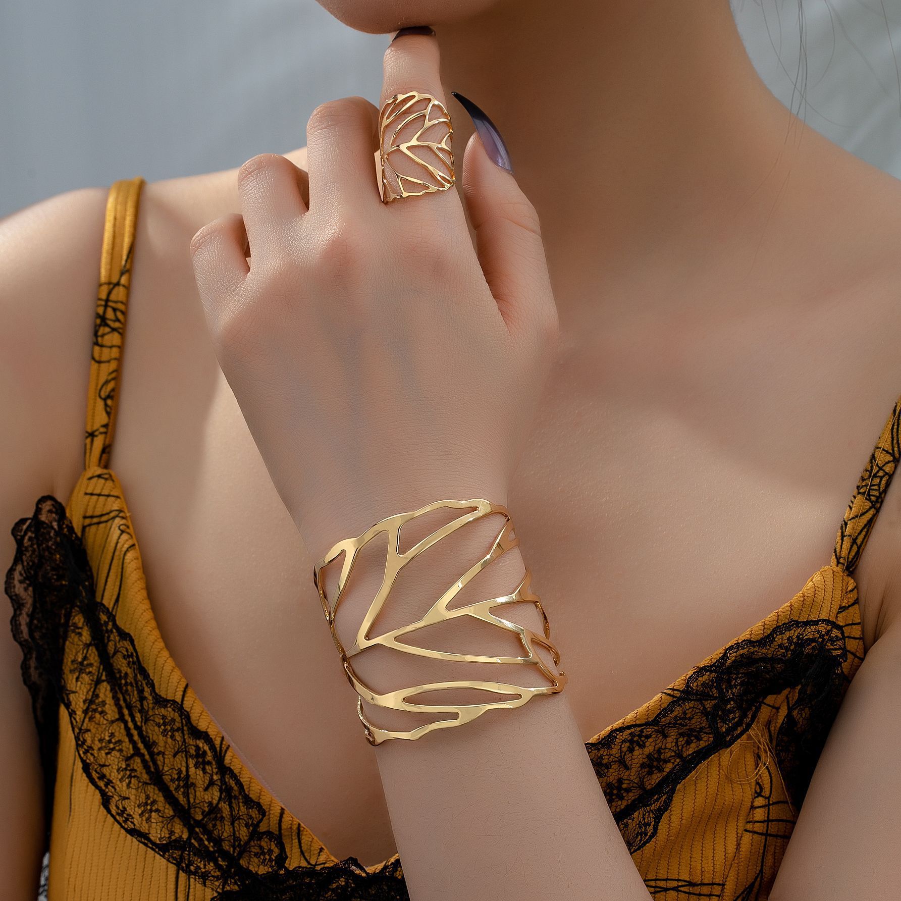 Cross-border New Exaggerated Fashion Personalized Leaves Hollow Bracelet and Elegant Retro Leaves Ring Women's Set