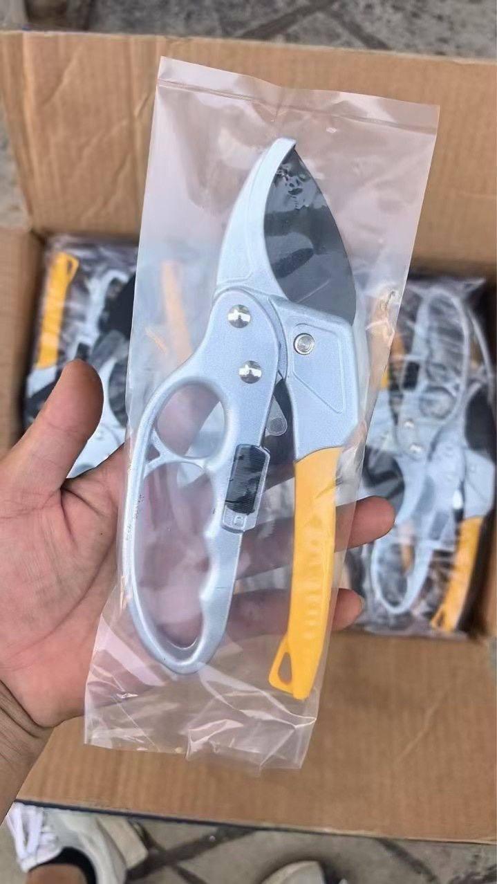 Garden tool pruning shears and picking shears can be operated with one hand garden shears with built-in springs, dry branches and hard branches for pruning