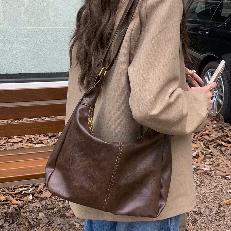 Retro messenger bag for women 2023 new fashionable Korean style tote bag large capacity soft leather large bag shoulder bag one-piece delivery