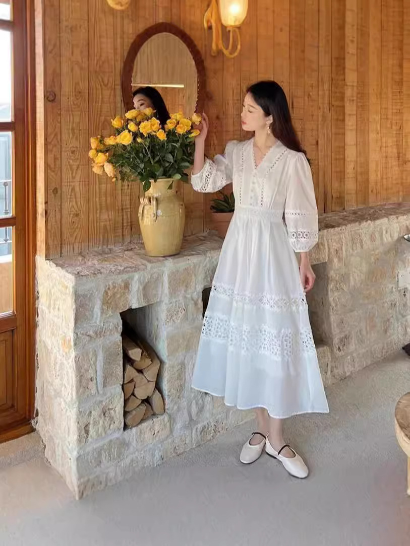 French Palace Style Heavy Industry Lace White V-neck dress Women's 24 Summer New Waist Fairy Dress