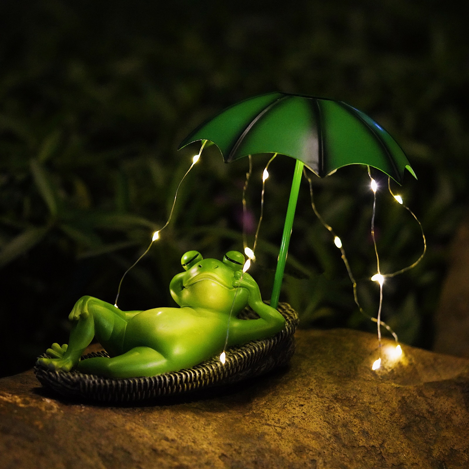 Cross-border cute artificial frog solar garden lamp outdoor garden decoration animal garden lawn decoration
