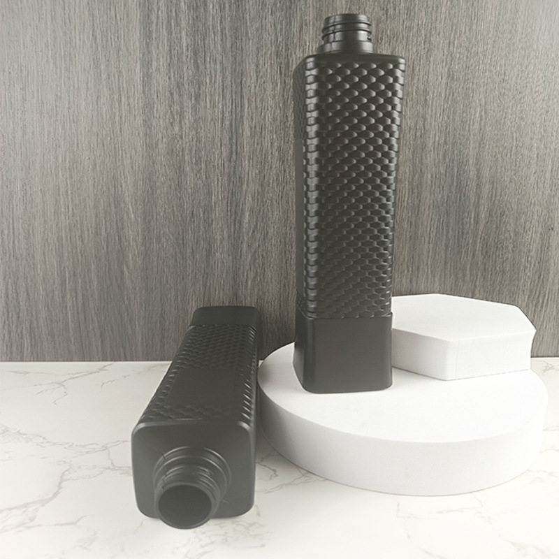 Factory Direct Sales 28 Teeth 500ml Woven Pattern Ancient Style Square Bottle Black PE Shampoo Shower Gel Bottle with High Packaging