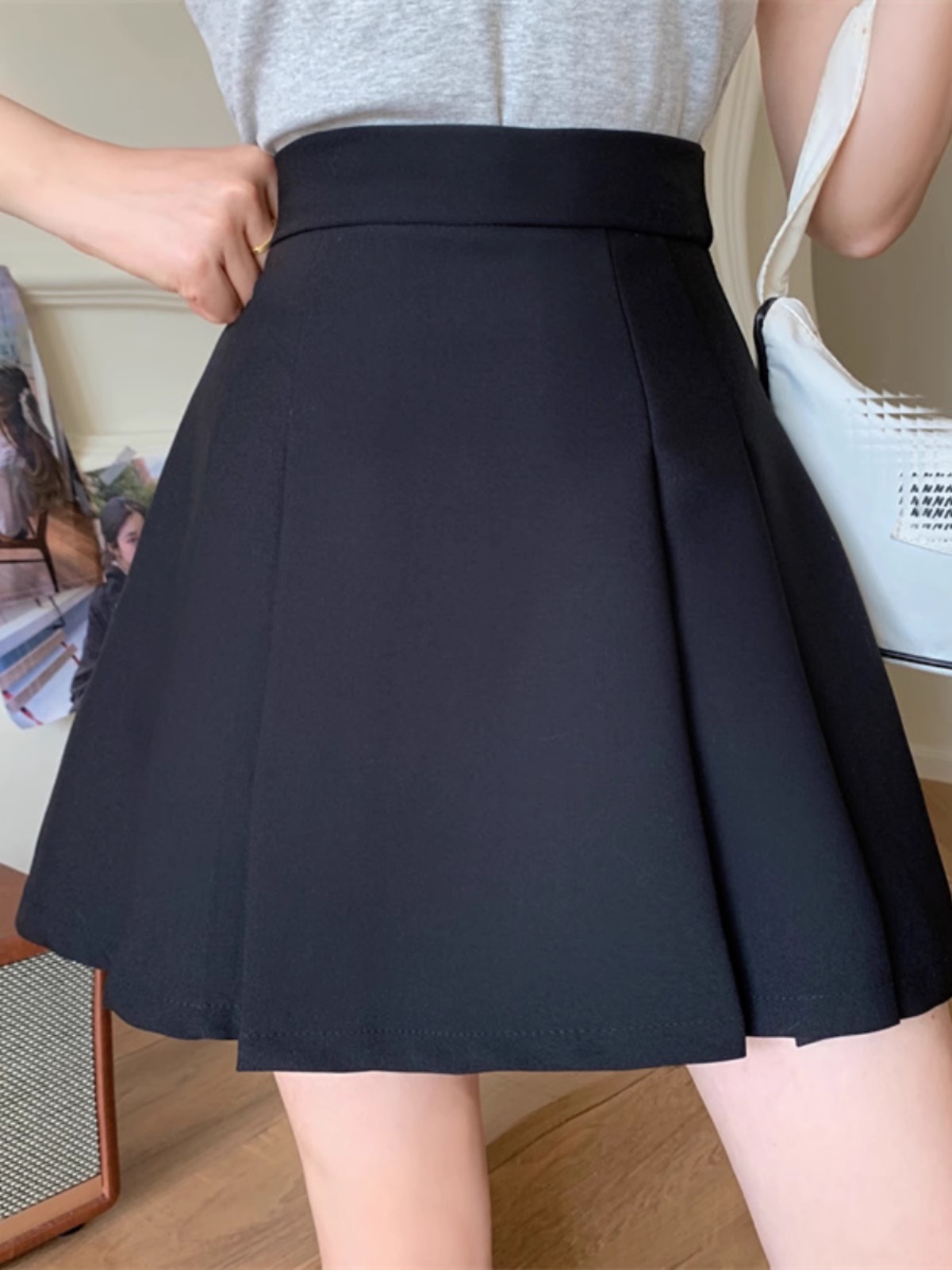 Women's Skirt 2025 Spring and Autumn New High Waist Slim A- Line Short Skirt Academic Style Black Pleated Fashionable Hip Skirt