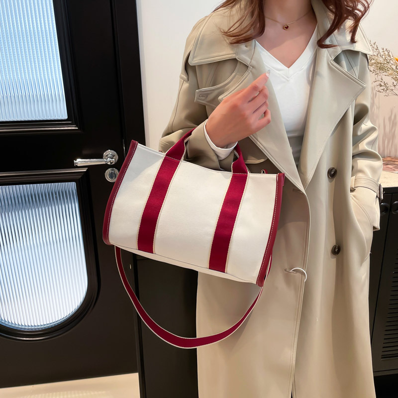 Picture of Niche Design Korean Style Large Capacity Handbag Women's 2024 Winter New Fashion Commuter Shoulder Crossbody Tote Bag