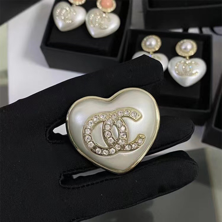 Picture of 2023 Autumn and Winter New High Quality Fragrance c Letter Brooch Retro Antique Chest All-match Simple High-end