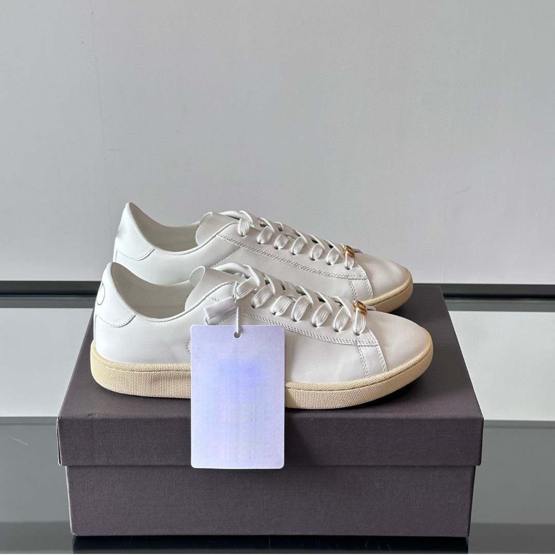 European High-End White Leather Men's Casual Shoes with Metal Decoration, Fashionable Versatile Sneakers Trendy Brand