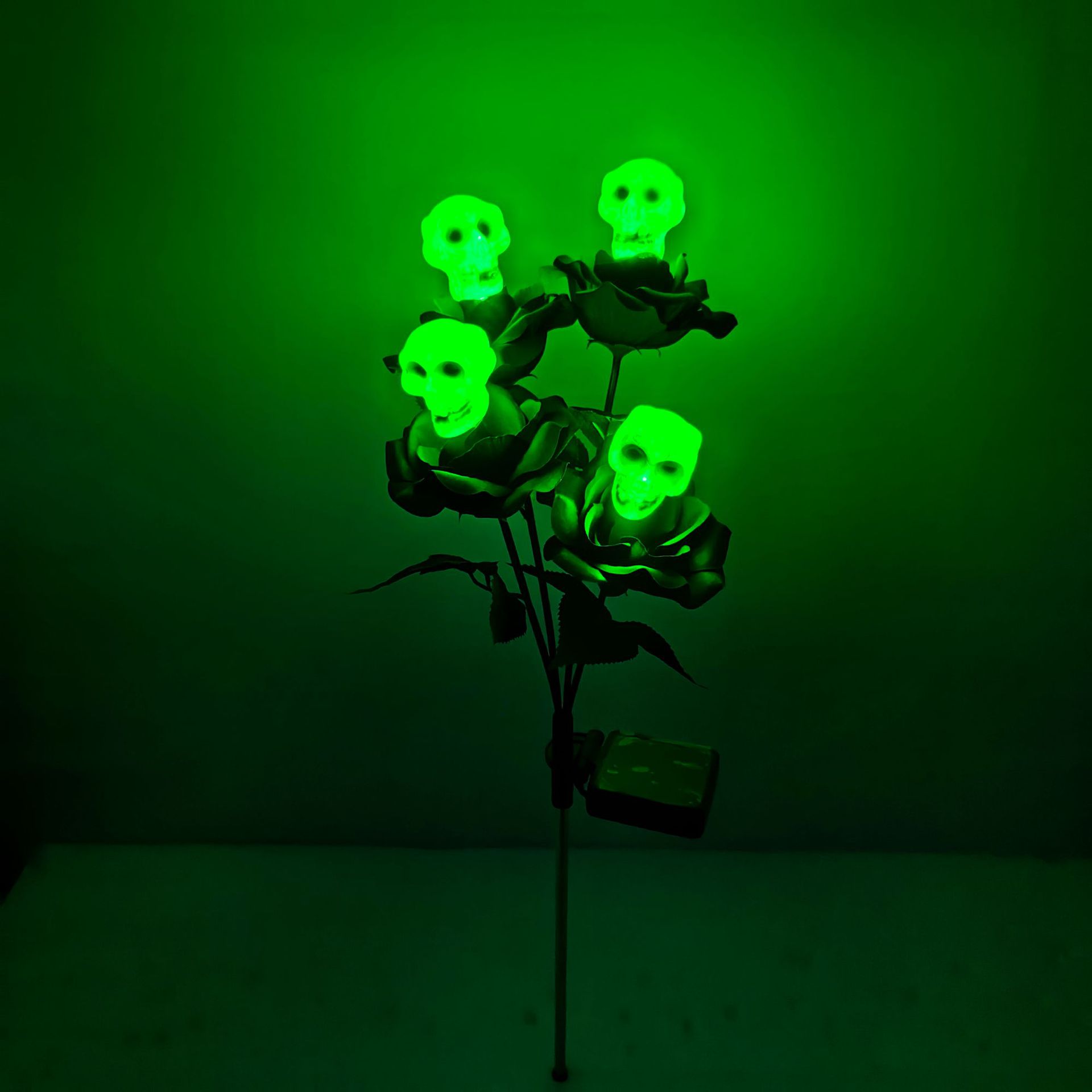 Amazon's Popular Led Solar-Powered 4-Head Rose Skull Swing Light Outdoor Festive Atmosphere Garden Courtyard Light