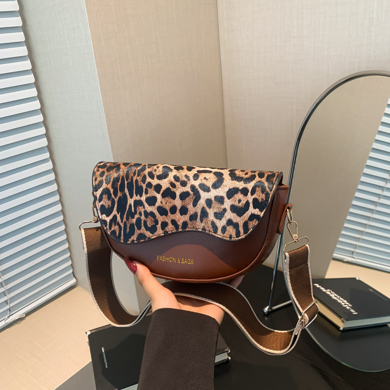 Simple and Beautiful One-Shoulder Underarm Bag Fashionable 2024 New Arrival Wide Shoulder Strap Saddle Bag Semi-Circular Western Style Crossbody Bag for Women