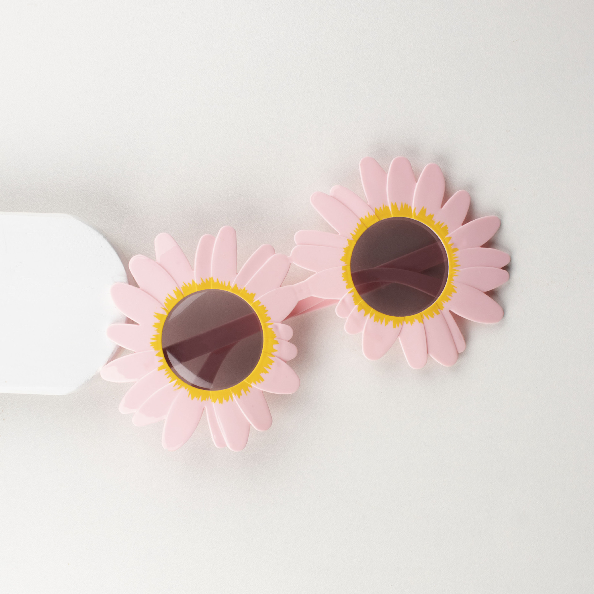 Picture of Decorative glasses party funny props sunflower daisy flower shape photo props plastic shape sunglasses