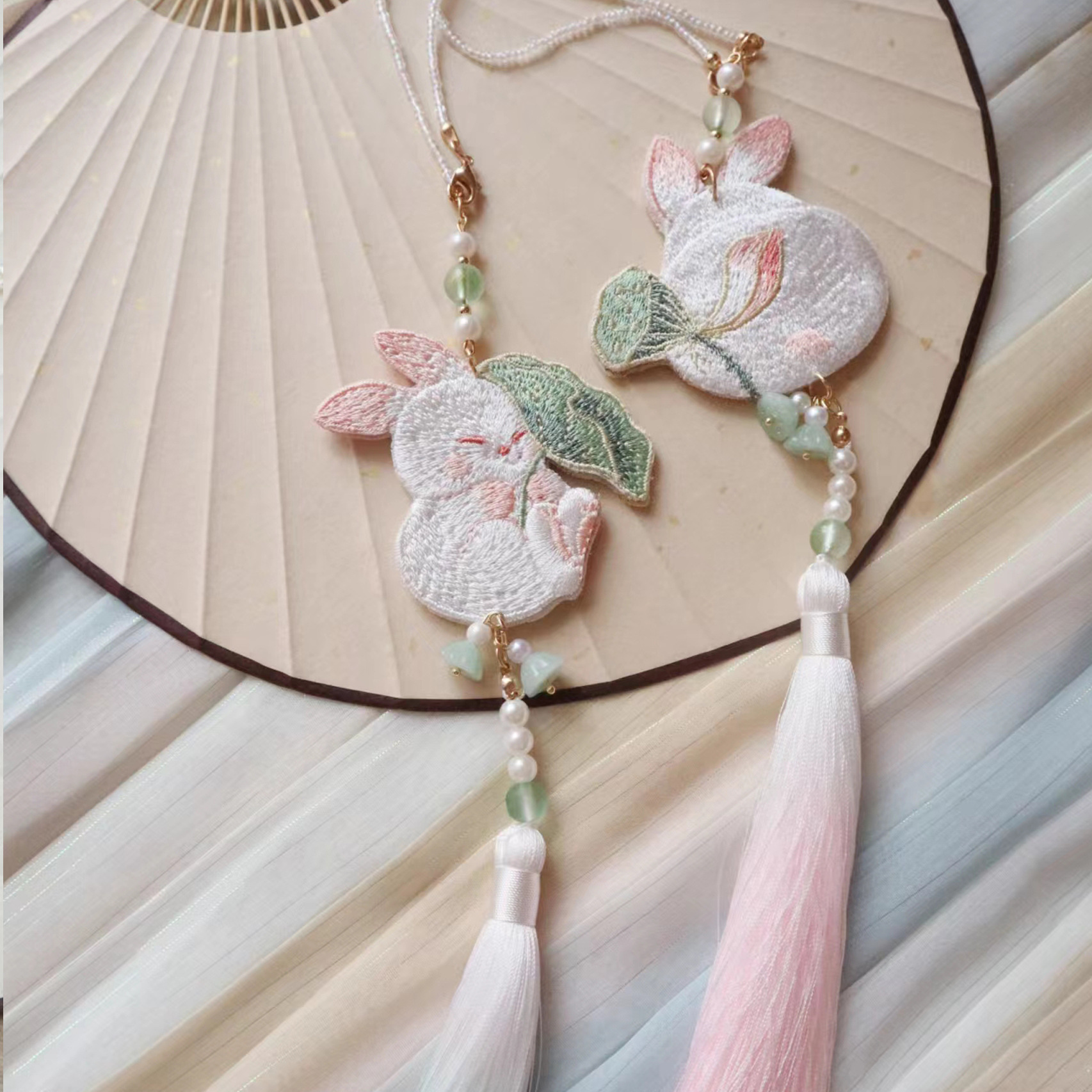 Early Han original rabbit rabbit ban antique cheongsam pressed placket Chinese clothing accessories double-sided embroidery waist tassel pendant