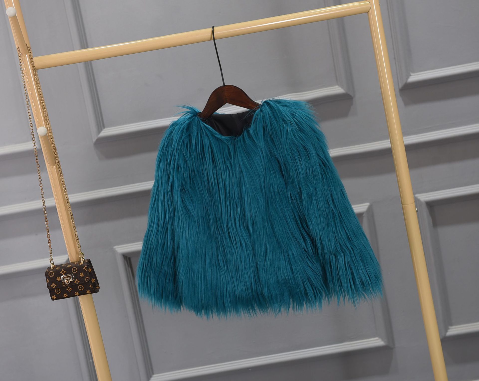 Picture of plus size imitation fur coat coat European and American fashion imitation fur factory wholesale Haining imitation fur European and American style