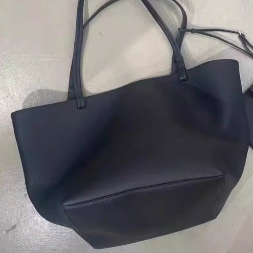 Picture of 2024 New Bag Large Bag Therow Bag Large Capacity Bucket Bag Commuter Mummy Bag Shoulder Tote Bag