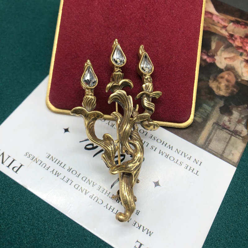 Vintage Palace Style Jewelry Antique Gold Brooch Candlestick Design Inlaid Rhinestone Exquisite All-match Elegant Pin Women