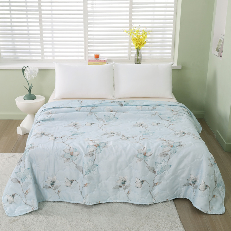Picture of Summer Company Event Sales Summer Quilt with Gift Box Air Conditioning Quilt Opening Promotion Gift Summer Cool Quilt Core Thin Quilt