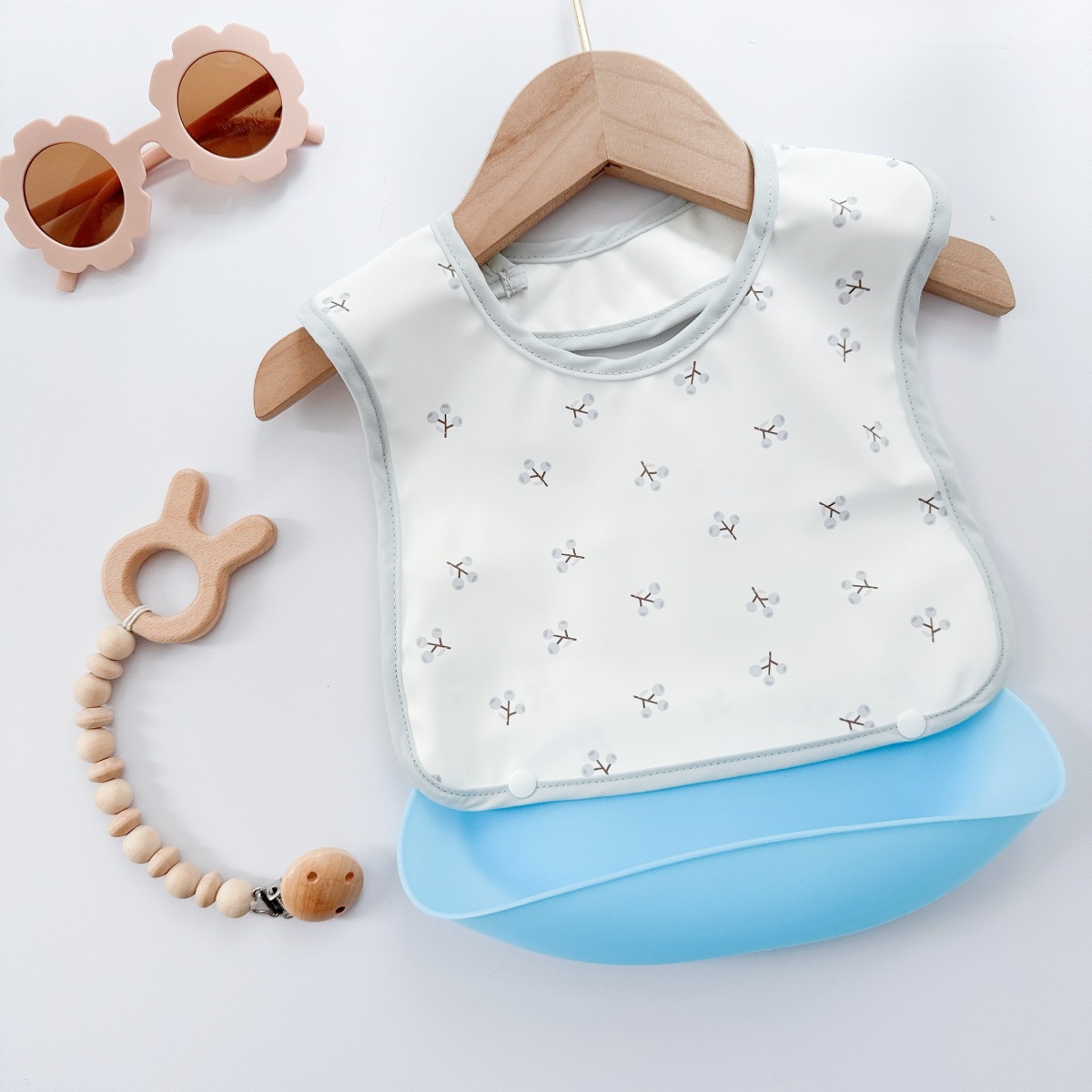 Picture of New Children's Silicone Bib Baby Meal Bag Baby Food Supplementary Food Bag Waterproof Anti-dirty Artifact PU Soft Bib