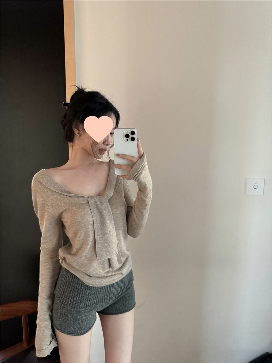 Autumn New Slim-fit Slim-fit Base Shirt khaki Strap V-neck Long Sleeve Solid Color Chic Fashion All-match Top