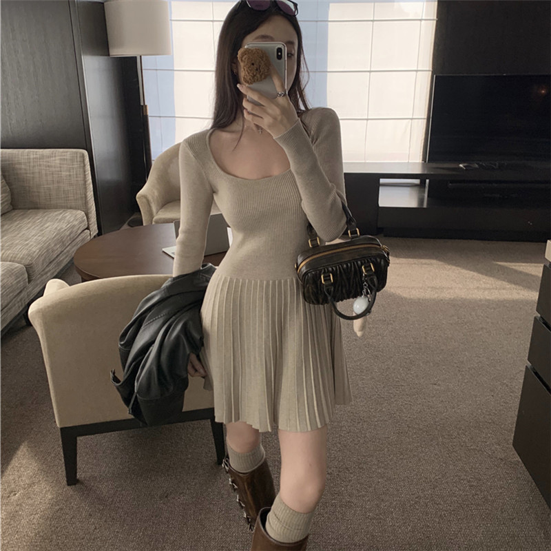 Square Collar Long Sleeve Knitted dress Women's 2024 Autumn New French Slim Fit Slimming Pleated Base Skirt