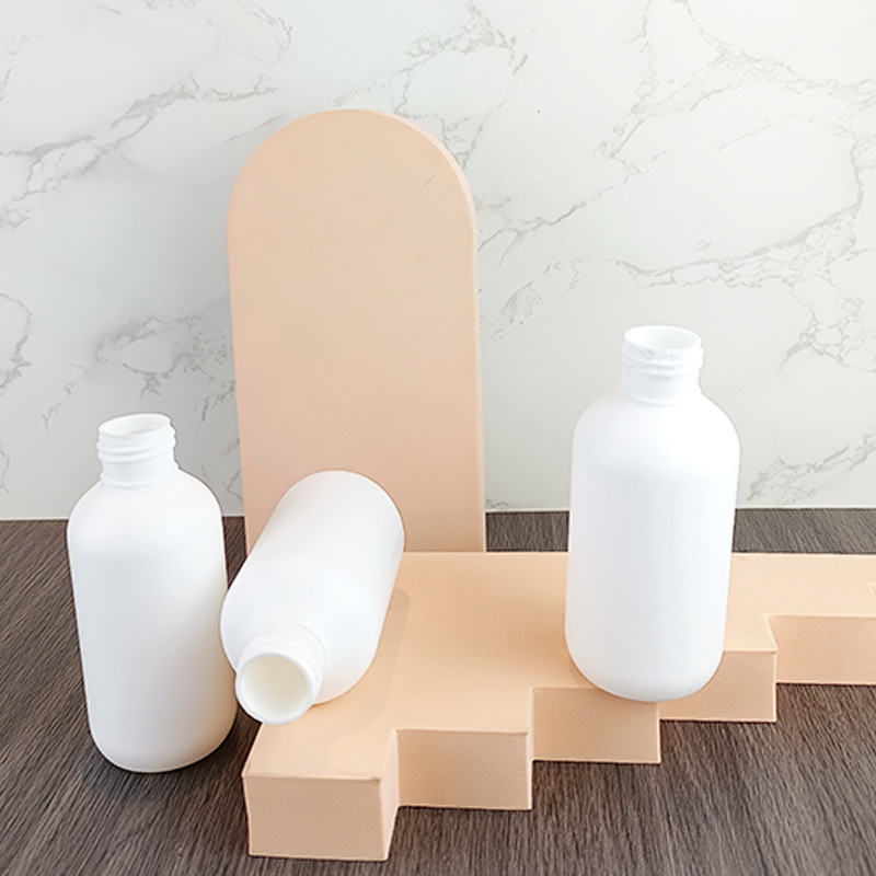 Factory direct 24 teeth 120ml oblique shoulder bottle white HDPE daily packaging emulsion bottle travel split plastic bottle