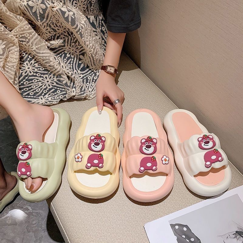 Picture of Strawberry Bear Slippers Women's 2024 New Summer Outerwear Couple Ins Shit-Feeling Home Indoor Sandals Deodorant