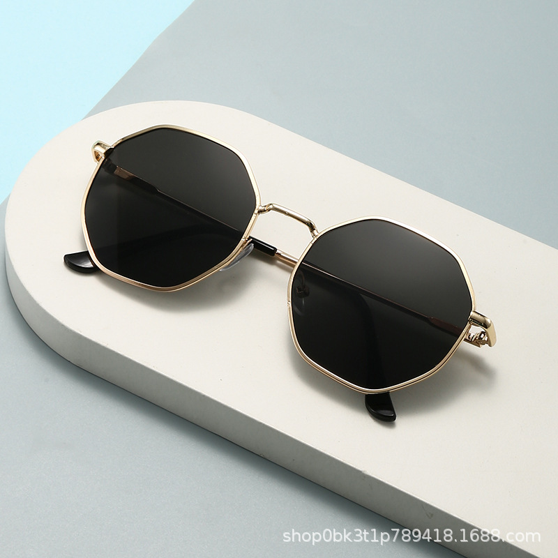 Picture of Cross-Border New Fashion Retro Full-Frame Metal Trendy Sunglasses for Men and Women Traveling Street Photography Sunglasses Wholesale