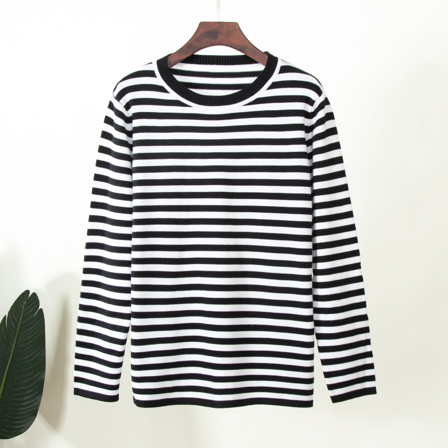 Picture of Cross-Border Round Neck Knitted Striped Sweater European and American 2025 Spring Versatile Classic Retro Striped Pullover Sweater for Women