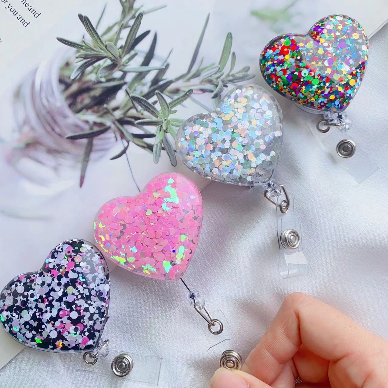 Amazon New Glitter Sequins Easy Pull-up Buckle 360 Rotating Alligator Clip Heart-shaped Brand Work Permit Easy to Pull