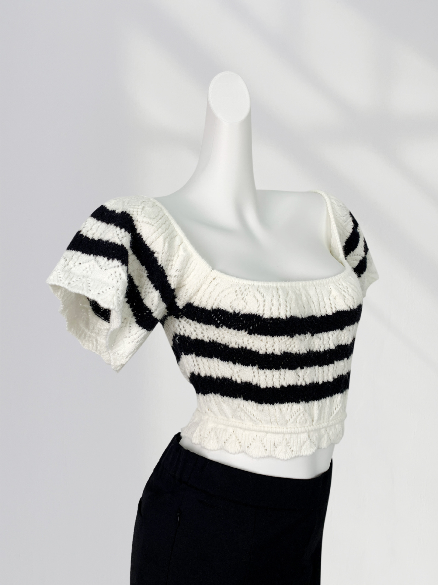 Super good-looking slim big square collar short sleeve sweater women's black and white contrast color sweet and spicy wind exposed waist short hot girl top