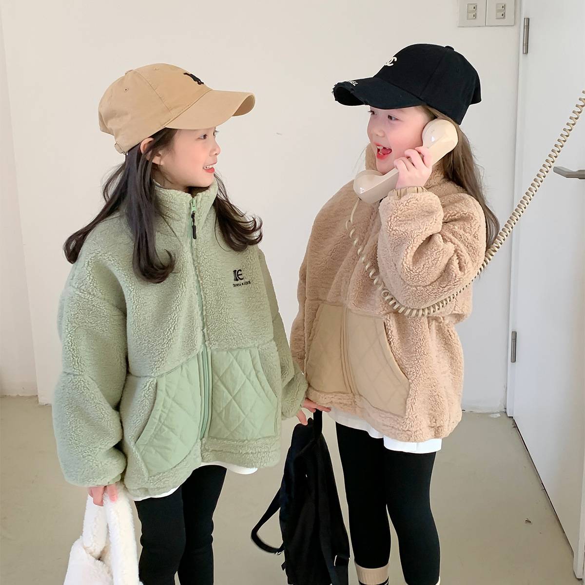 Picture of Thickened little wheat ear girls' coat 2023 autumn and winter new children's solid color plush coat stitching pocket
