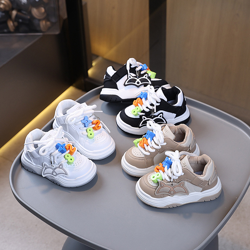 Children's sports shoes, 2025 autumn new girls' cartoon bread shoes, lightweight boys' casual skate shoes, baby shoes
