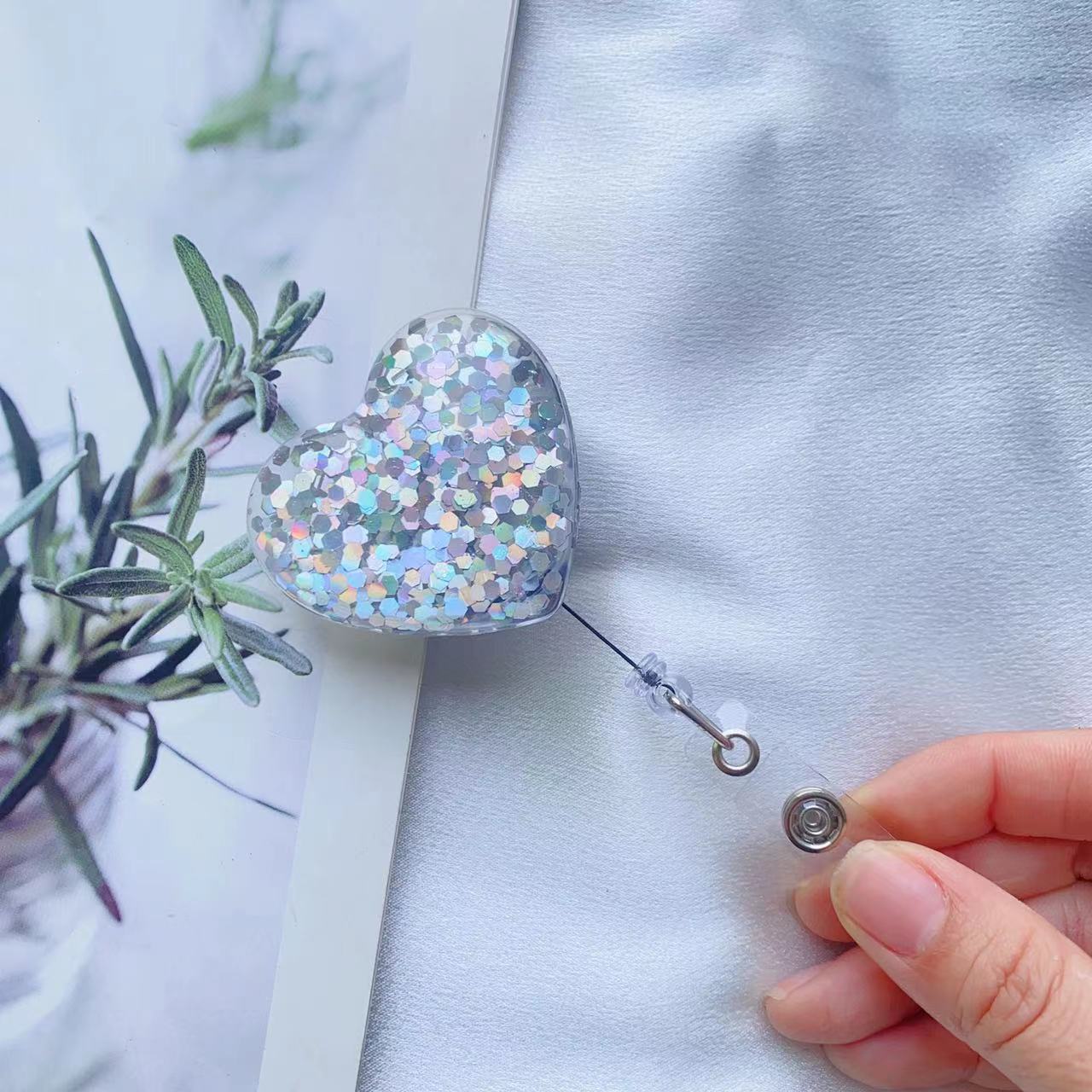 Picture of Amazon New Glitter Sequins Easy Pull-up Buckle 360 Rotating Alligator Clip Heart-shaped Brand Work Permit Easy to Pull