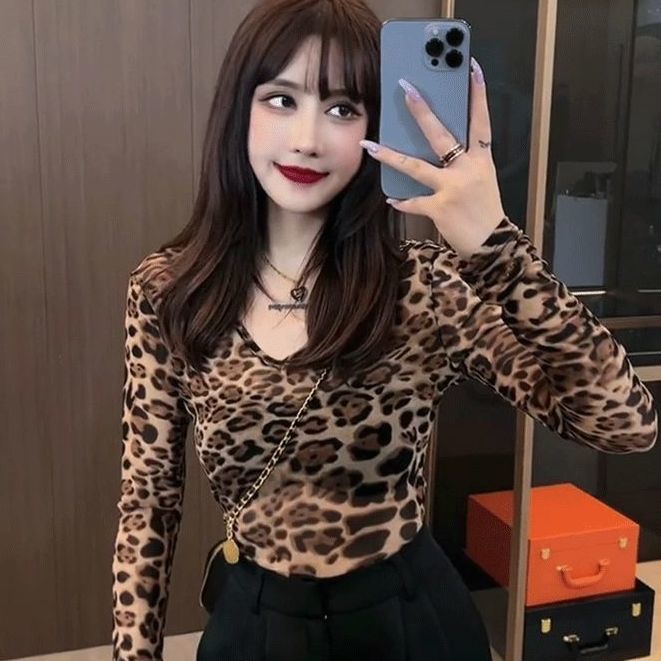 Hong Kong style Net red light mature style sexy women's V-neck leopard print bottoming shirt women's design fashionable long-sleeved T-shirt top